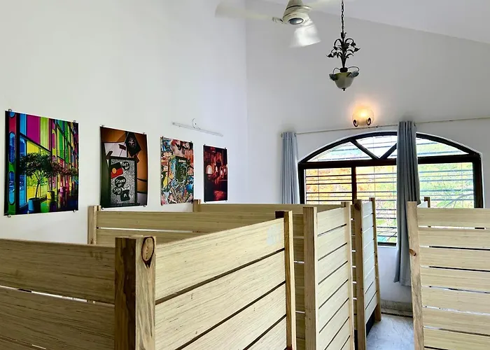 Hostel Lifespace- Tailor Made For Working Professionals- Luxurious Twin Bungalow With Cowork- Only 3 And 4 Share Rooms